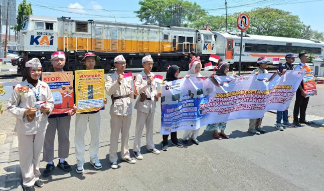 Wujudkan Jiwa Patriotisme melalui Sosialisasi Keselamatan di Perlintasan Sebidang